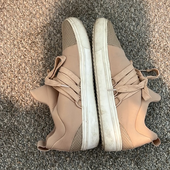 Steve Madden sneakers pink and white with laces. Used condition see pics - Picture 4 of 5